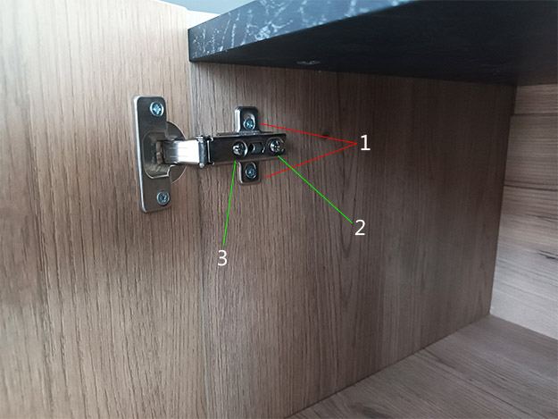 Cómo ajustar las bisagras de las puertas de un armario?